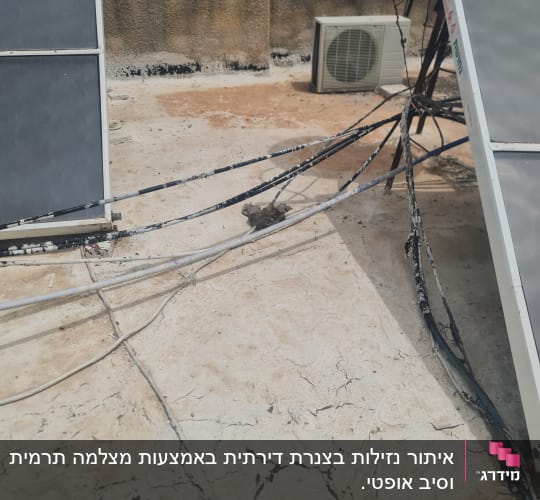 פאנלים סולאריים, כבלים חשמליים, יחידת מיזוג אוויר על גג